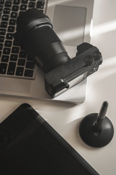 摄影师的工作场所与无反光镜相机，笔记本电脑和图形平板电脑图片下载
