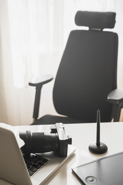 摄影师的工作场所与无反光镜相机，笔记本电脑和图形平板电脑图片下载