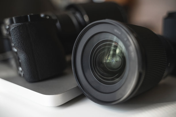 现代无反光镜相机和定焦镜头图片下载