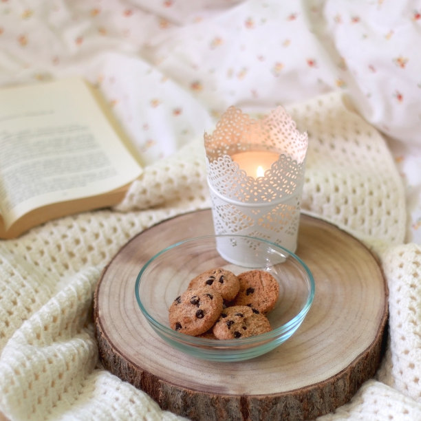 饼干，蜡烛和书图片下载