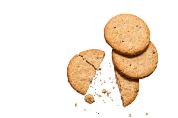 整体甜饼干堆叠在白色背景与复制空间。图片下载