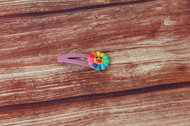 发夹形式的微笑彩虹太阳一木背景图片下载