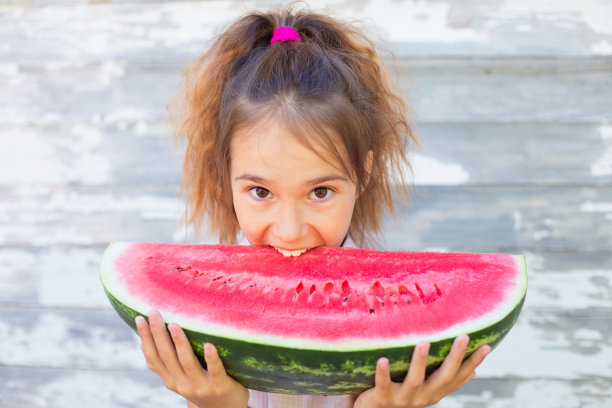 孩子吃西瓜图片下载