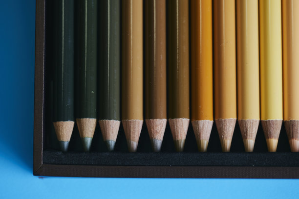 蓝色背景上的彩色铅笔图片下载