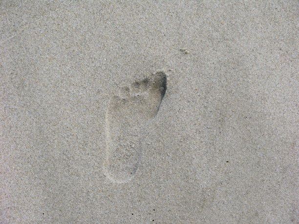 沙滩上的孩子脚印图片下载