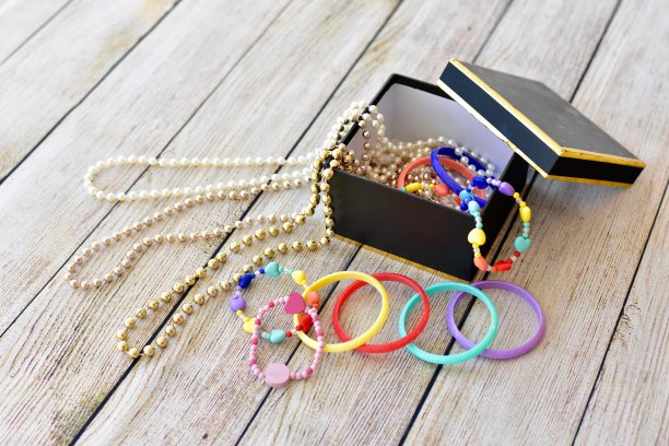 孩子们穿上戏服和珠宝，尽情玩耍图片下载