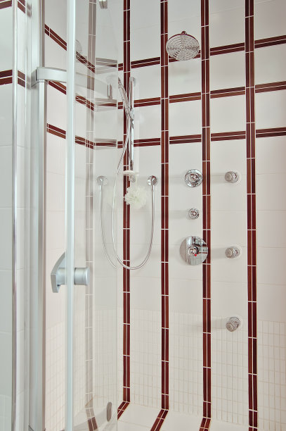 淋浴间有玻璃门，镀铬水龙头，内衬瓷砖图片下载