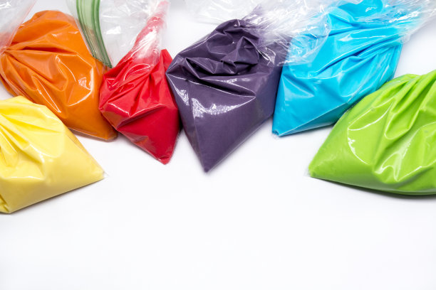 装饰蛋糕或饼干的彩色糖衣挤花袋。在白色背景上隔离图片下载