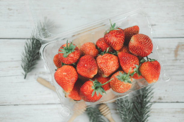 新鲜、成熟、美味的盒装草莓。俯视图图片下载