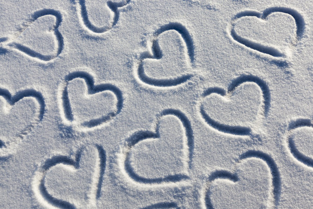 画在冬天的季节里，画在雪上的心图片下载