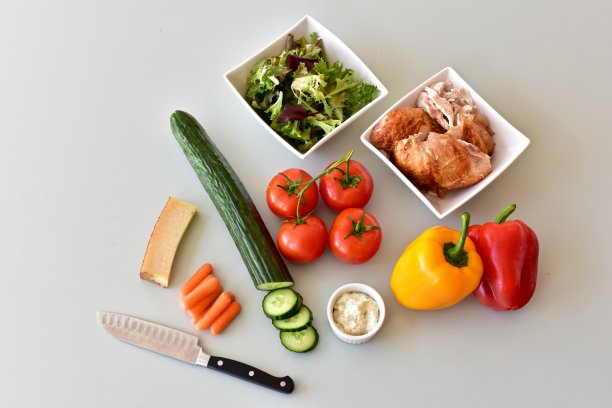 地中海饮食成分制作健康新鲜的鸡肉沙拉。照片概念，食物背景，拷贝空间，平铺图片下载