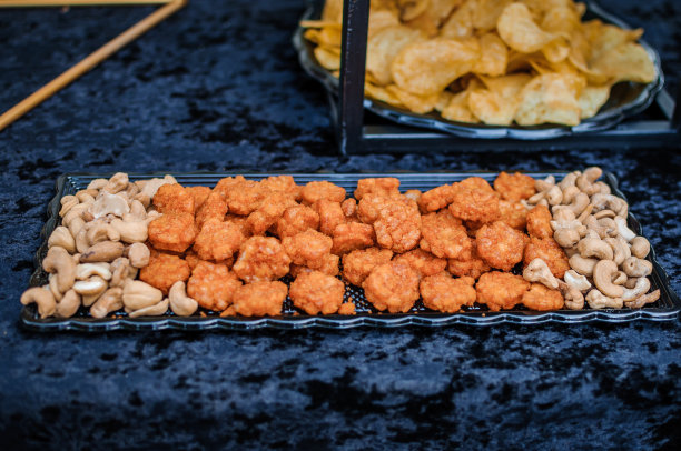 不同种类的坚果。花生、开心果、腰果。婚礼的自助餐。啤酒的零食。啤酒表图片下载