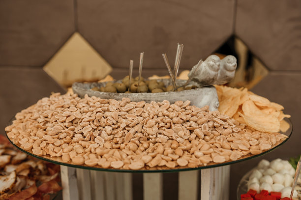 不同种类的坚果。花生、开心果、腰果。婚礼的自助餐。啤酒的零食。啤酒表图片下载