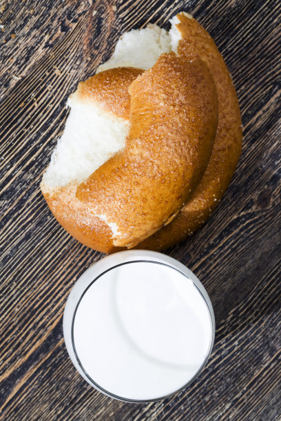 一个新鲜可口的面包和一杯白牛奶图片下载