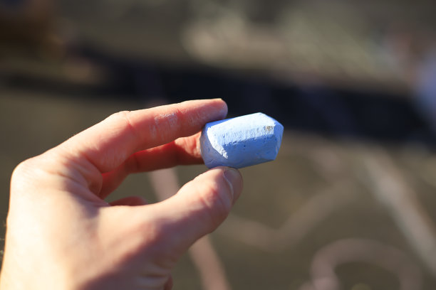 手里拿着一支蓝色的粉笔图片下载