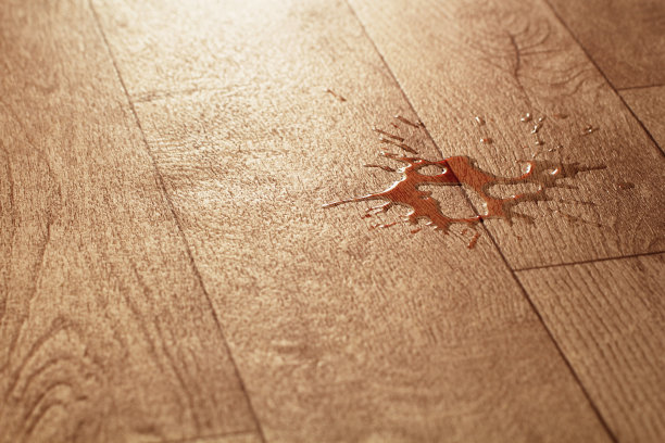 水滴洒在木质的油毡上图片下载