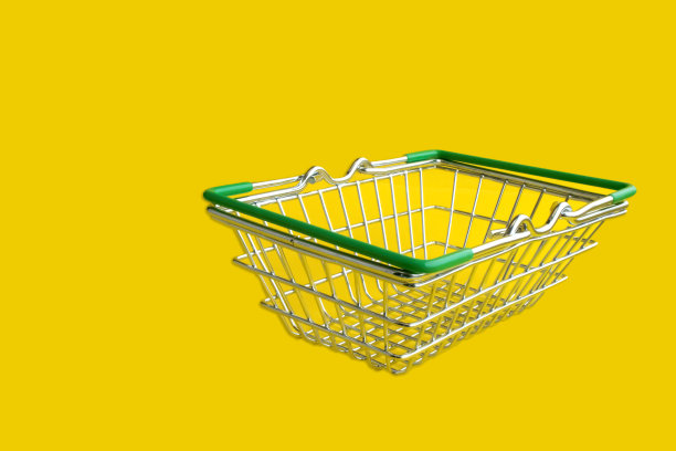 杂货店的篮子是空的。金属篮子在商店里买东西。图片下载
