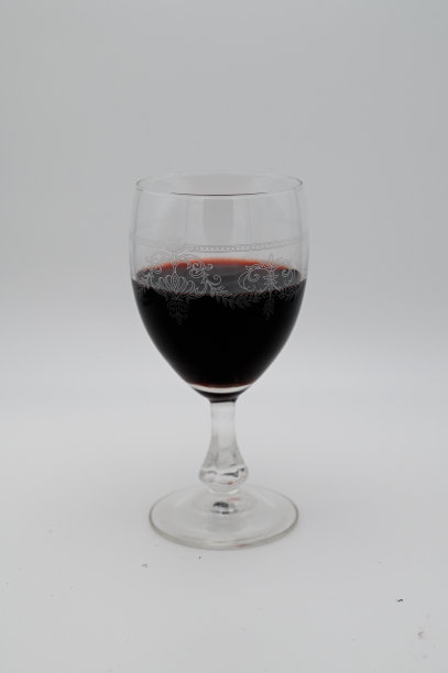 白底上的一杯红酒图片下载