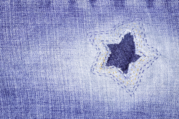 有洞的旧牛仔裤，用星星改造。图片下载