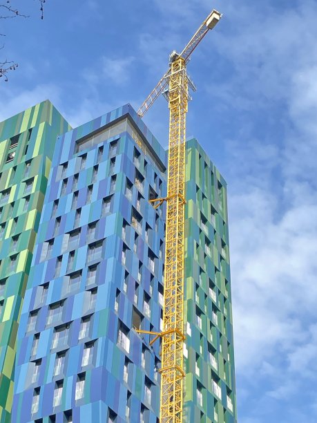 大吊车上有一座房子，背景是蓝天图片下载