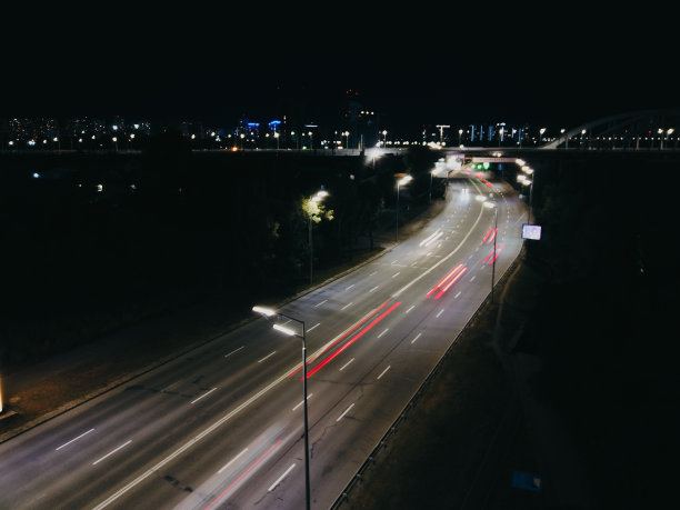 基辅的夜晚街道、高速公路和汽车交通，从汽车交通灯光，街道全景。图片下载