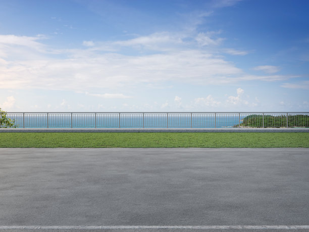 灰色混凝土人行道上的绿色草地花园在现代城市公园。图片下载