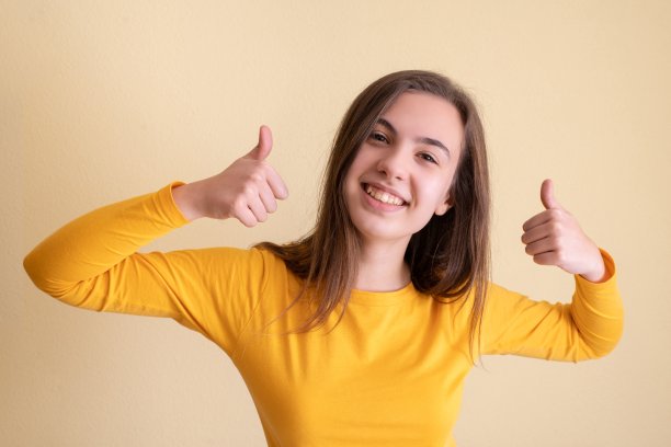 年轻女子竖起大拇指图片下载