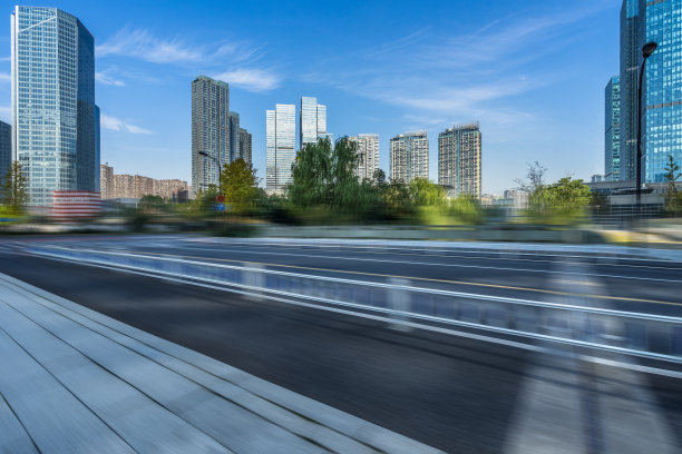 模糊的空旷的道路和现代化的办公大楼图片下载
