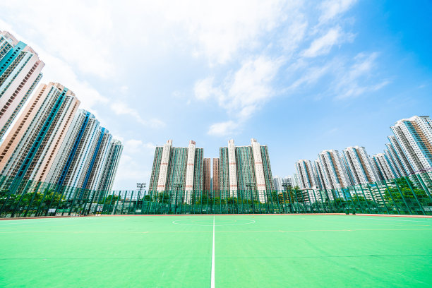 足球场和香港城市的高层住宅图片下载