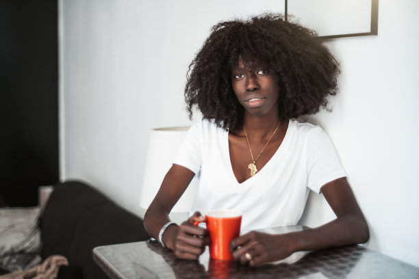 漂亮的黑姑娘，端着一杯茶图片下载