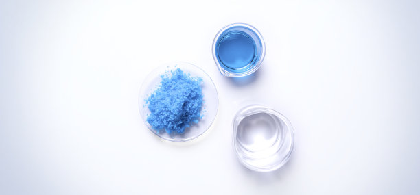 在白色的实验室桌子上靠近无机化学品。铜(II)硫酸盐、酒精。化妆品和盥洗用品的化学成分。俯视图图片下载