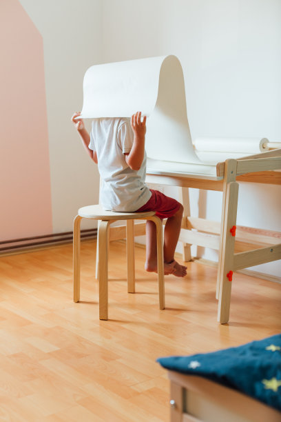 用新木桌的男孩图片下载