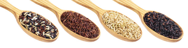 木勺大米孤立在白色背景上图片下载