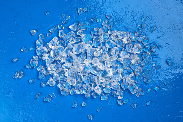 蓝色石头背景上的碎冰，俯视图图片下载