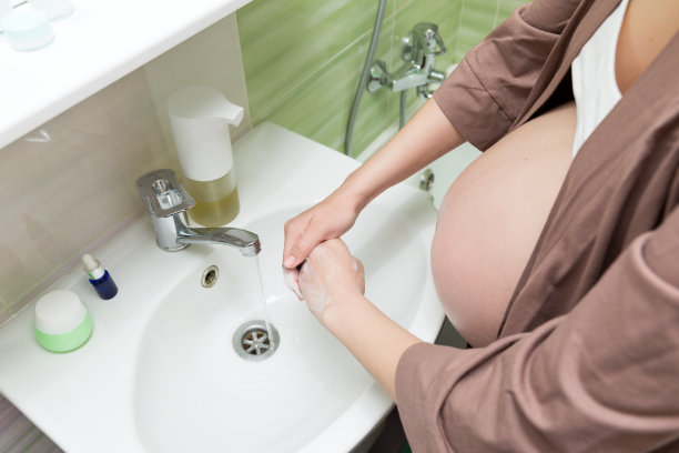 正确洗手方法的概念。白人孕妇用肥皂和水洗手和清洁手和手指。孕产期和身体护理概念图片下载