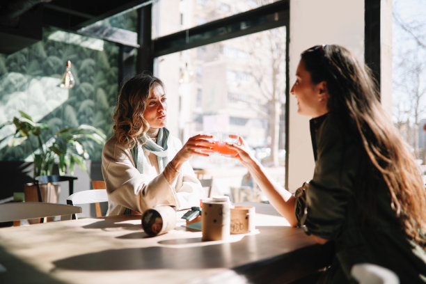女性朋友花时间在咖啡馆图片下载