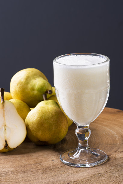 梨汁。一些梨子一起放在木制的背景上。图片下载