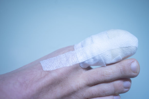 脚部大脚趾包扎受伤的脚部在医疗临床中心医院。图片下载