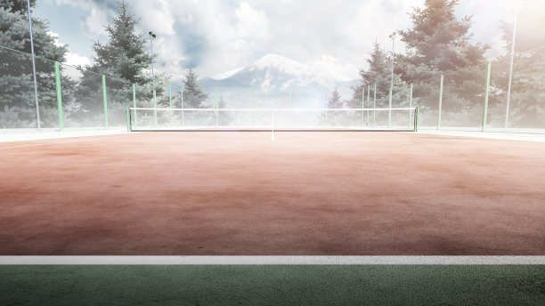 网球场。前视图。周围的树木和山脉在大自然的网球场。背景中的山图片下载