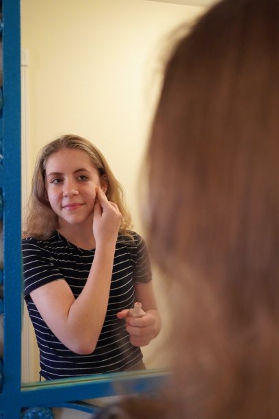 少女涂霜(化妆品)，复制空间图片下载