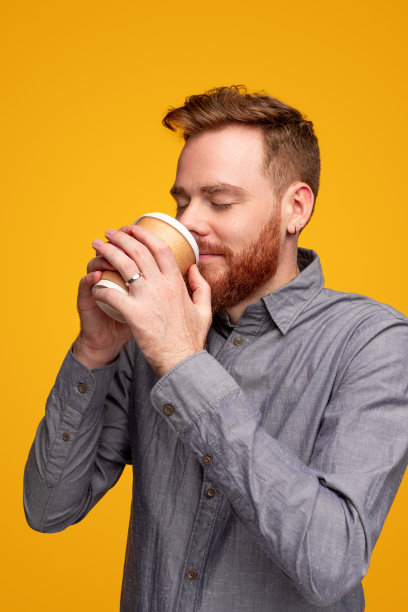 带外卖咖啡的快乐男人图片下载