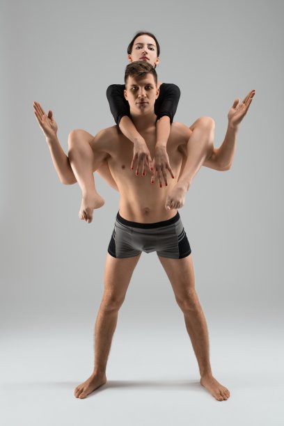 赤裸上身的男性站着背着年轻的女性图片下载