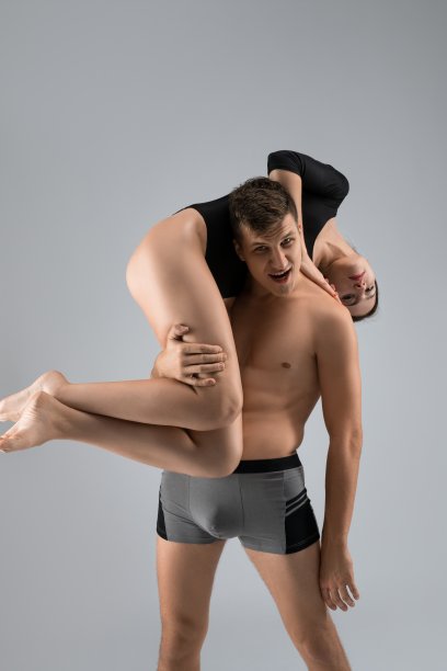 赤裸上身的男人背着年轻的女人图片下载