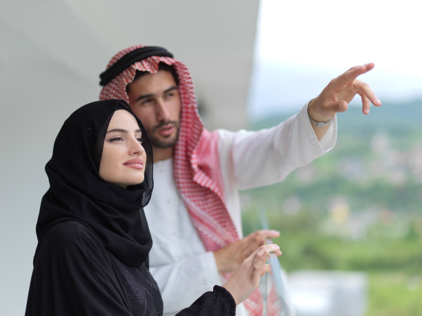 在阳台上的年轻穆斯林夫妇肖像图片下载