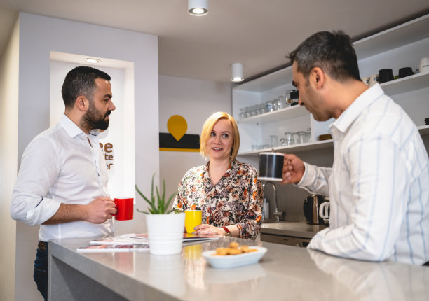 业务人员讨论图片下载