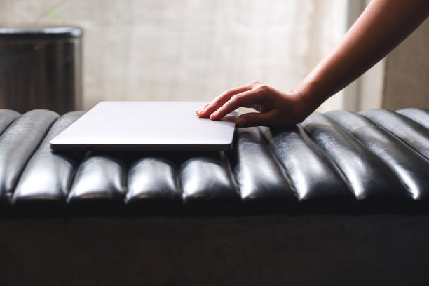 一只手合上或打开笔记本电脑图片下载