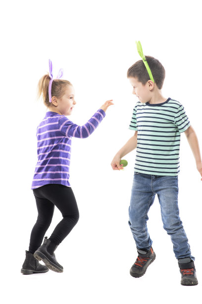 顽皮快乐的男孩和女孩戴着复活节兔子帽玩耍、追逐、绕圈奔跑图片下载