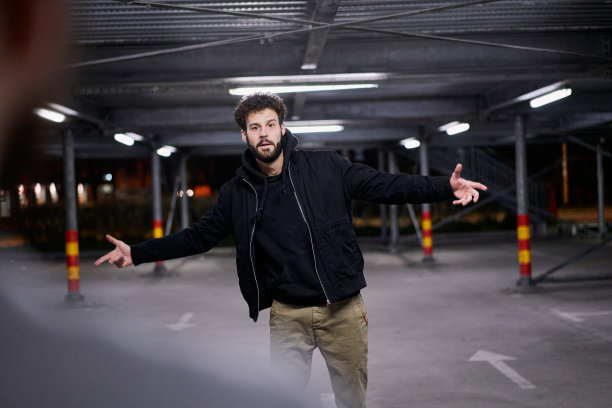 厄本和专注的霹雳舞舞者挑战另一个舞者的舞蹈战斗图片下载