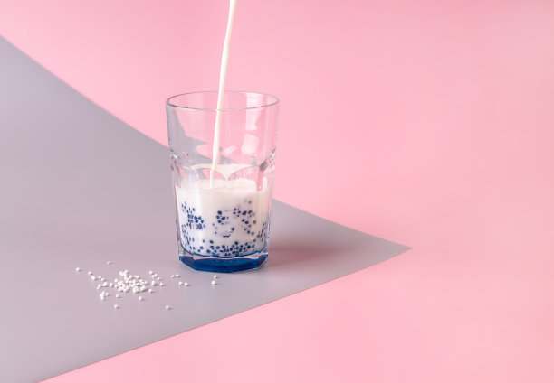 粉红色背景上是螺旋藻和杏仁奶的木薯球图片下载