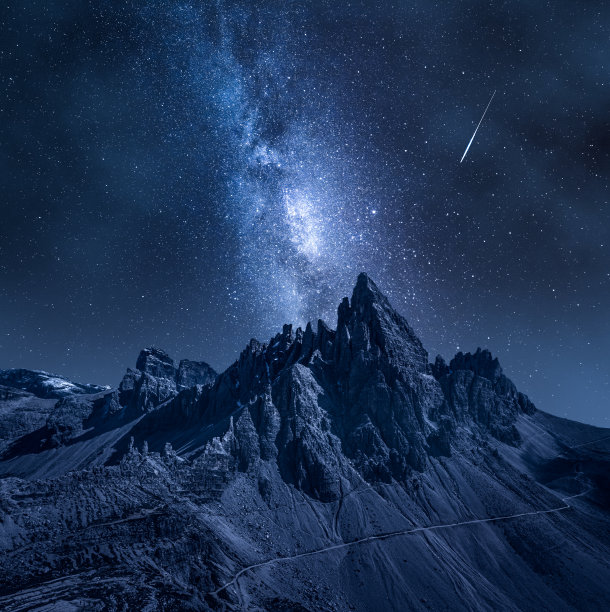 帕特诺山的银河，白云石。夜间爬山。图片下载